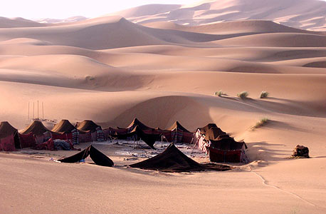 לינה באוהלים במדבר במרוקו