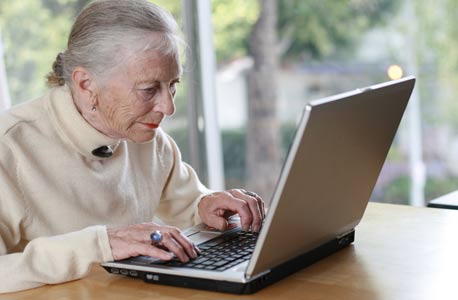 קשישה מול מחשב. הפערים בין תוחלות החיים בערים השונות משקפים הבדלים ברמת החיים קשישה מול מחשב. הפערים בין תוחלות החיים בערים השונות משקפים הבדלים ברמת החיים