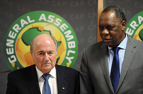 בלאטר עם איסה אהוטו, יו"ר פדרציית הכדורגל האפריקאית,. אליפות אפריקה הקרובה עשויה להיערך ב...קטאר בלאטר עם איסה אהוטו, יו"ר פדרציית הכדורגל האפריקאית,. אליפות אפריקה הקרובה עשויה להיערך ב...קטאר