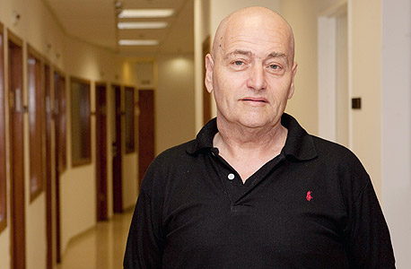 חנוך ליבנה, יו"ר ועד העובדים בבנק הבינלאומי. "בפני צדיק בינו ניצב חזון "פז" – שם הוא פירק את העבודה המאורגנת" חנוך ליבנה, יו"ר ועד העובדים בבנק הבינלאומי. "בפני צדיק בינו ניצב חזון "פז" – שם הוא פירק את העבודה המאורגנת"