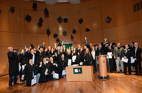 תמונת סיום. בוגרי מחזור 28 של תכנית Executive MBA  של רקנאטי בפקולטה למינהל עסקים של אוניברסיטת תל אביב