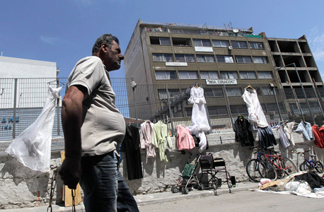 25% אחוזי אבטלה. שוק פישפשים בפיראוס, יוון 25% אחוזי אבטלה. שוק פישפשים בפיראוס, יוון