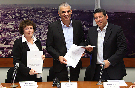 מימין דרור שטרום, משה כחלון וקרנית פלוג מימין דרור שטרום, משה כחלון וקרנית פלוג