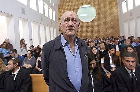 אולמרט. שישה חודשי מאסר, רק חמישה מהם בחפיפה אולמרט. שישה חודשי מאסר, רק חמישה מהם בחפיפה