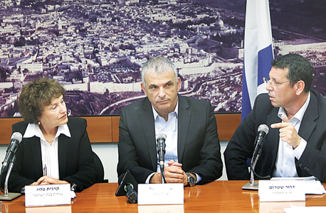 מימין דרור שטרום, משה כחלון וקרנית פלוג מימין דרור שטרום, משה כחלון וקרנית פלוג