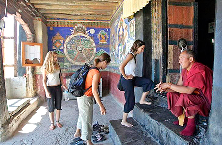 מטיילות ישראליות במקדש בלאדק בצפון הודו מטיילות ישראליות במקדש בלאדק בצפון הודו