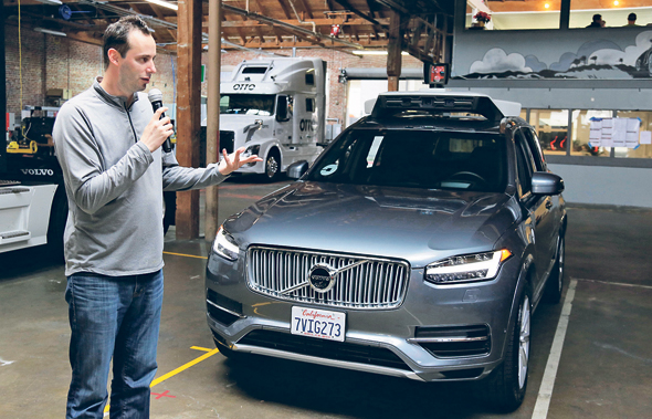 אנתוני לבנדובסקי, ממייסדי Otto, עם המכונית האוטונומית של אובר. שיתוף פעולה שנולד דווקא בהליכות ארוכות ברחבי סן פרנסיסקו 