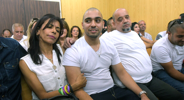 אזריה עם הוריו לפני הכרעת בית הדין בערעורו אזריה עם הוריו לפני הכרעת בית הדין בערעורו