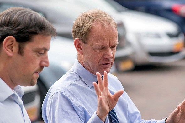 מנכ"ל טבע קאר שולץ. מיגרנה ראשונה? מנכ"ל טבע קאר שולץ. מיגרנה ראשונה?