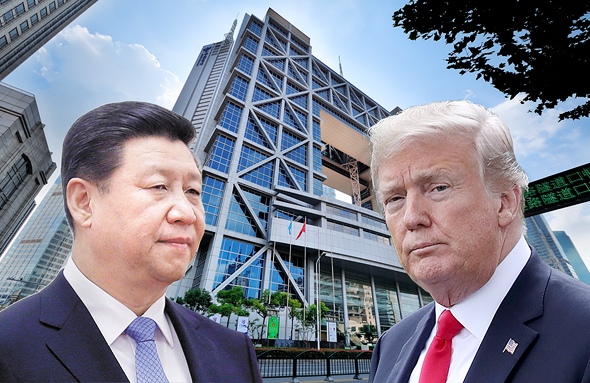 מימין נשיא ארה"ב דונלד טראמפ ונשיא סין שי ג'ינפינג על רקע בורסת שנחאי