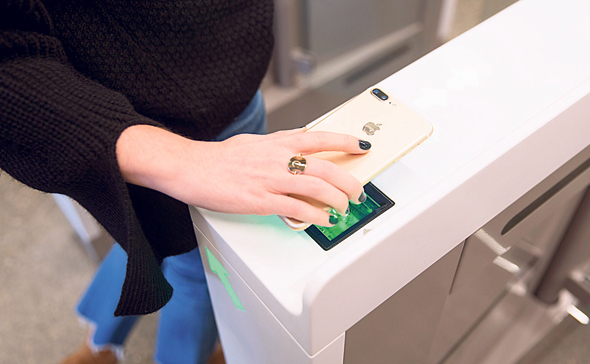 אמזון מתכננת שתצמידו את היד לסורק ולא את הסמארטפון אמזון מתכננת שתצמידו את היד לסורק ולא את הסמארטפון