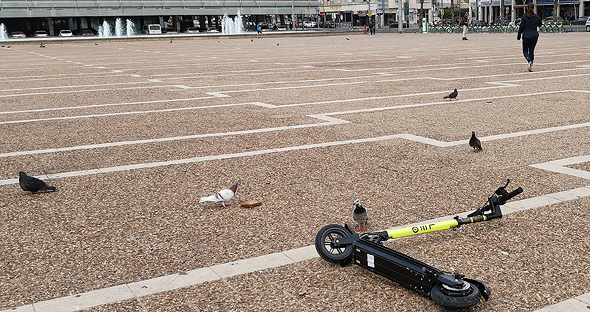A knocked over scooter in Tel Aviv. Photo: Nitsan Saddan
