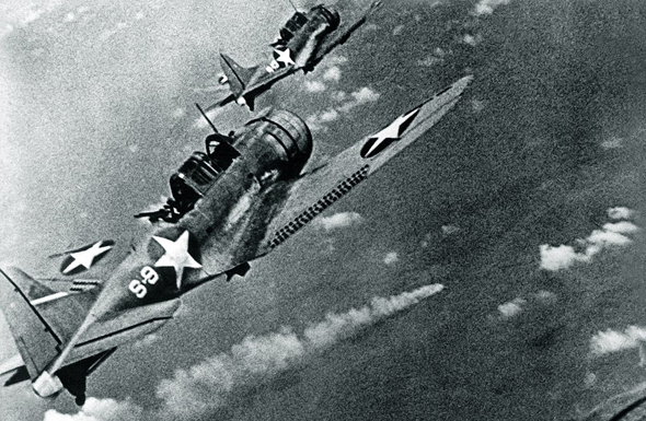 מטוסי דונטלס מעל לסיירת הכבדה מיקומה, שהושמדה בקרב מידוויי