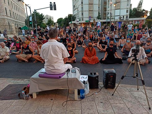 מדיטציה המונית מול מעון ראש הממשלה ברחוב בלפור, הערב מדיטציה המונית מול מעון ראש הממשלה ברחוב בלפור, הערב