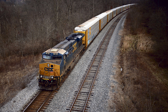 רכבת משא בקנטאקי ארה"ב. שינוע חומרי גלם הוא תחילת גל הצריכה