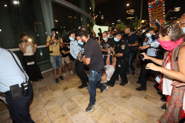 המשטרה עוצרת מפגינים בכיכר הבימה בתל אביב המשטרה עוצרת מפגינים בכיכר הבימה בתל אביב