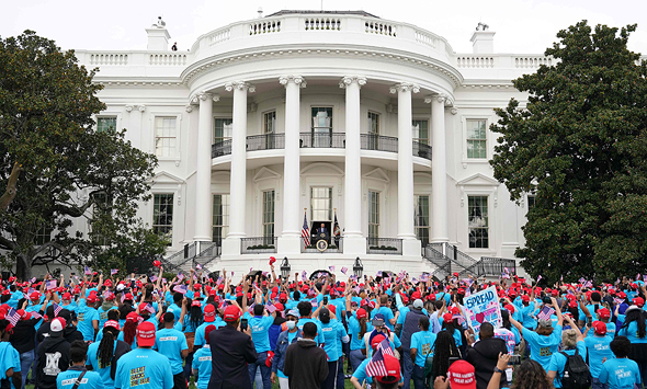 פעילי טראמפ על מדשאת הבית הלבן, הערב