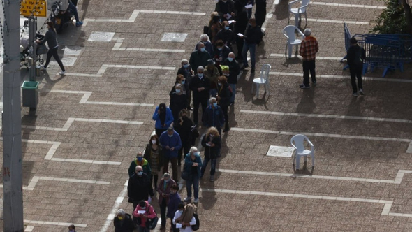 התור לקבלת חיסון בכיכר רבין בת"א התור לקבלת חיסון בכיכר רבין בת"א