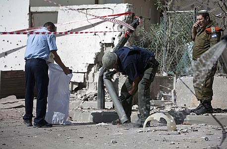 שרידי רקטה שנפלה באשקלון