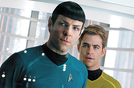 כריס פיין (קפטן קירק) וזכארי קווינט (מיסטר ספוק) בגרסת 2013