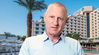 ליאור רביב על רקע מלון ישרוטל אילת, צילומים: אביגיל עוזי, רוני בלחסן