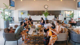 מלחמת עזה מפונים מ קיבוץ בארי עוטף עזה ב מלון, צילום: שלו שלום