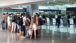 ישראלים ב לרנקה קפריסין ממתינים ל טיסת חילוץ, צילום: AP/ Petros Karadjias