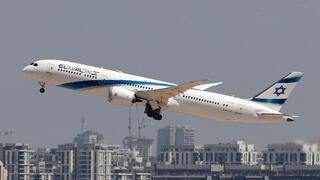 מטוס אל על ממריא ל לוס אנג'לס 25.6.25, צילום: Jack GUEZ / AFP