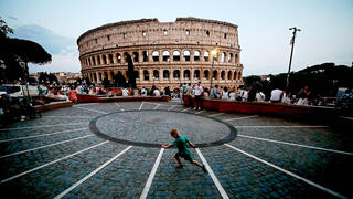 תיירים מול הקוליסאום ברומא, צילום: Filippo MONTEFORTE / AFP